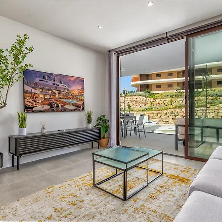 Vivi Homes - Apollo Luxury, Pool, Gym & * Fuengirola