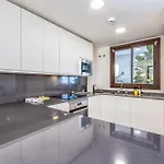 Vivi Homes - Apollo Luxury, Pool, Gym &