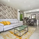 Appartement Vivi Homes - Apollo Luxury, Pool, Gym & *