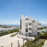 Vivi Homes - Apollo Luxury, Pool, Gym & * Fuengirola