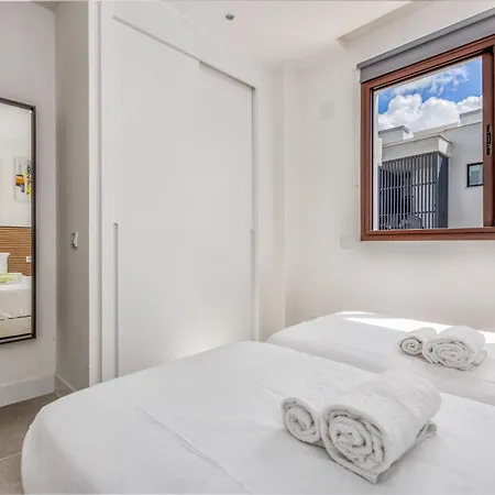 Vivi Homes - Apollo Luxury, Pool, Gym & Appartement